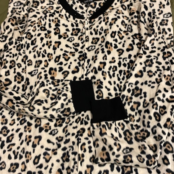 Cozy Zoe leopard onsie size large - Picture 8 of 9